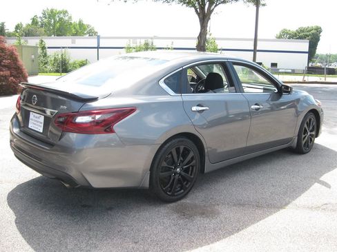 Used 2017 Nissan Altima 2.5 SR w/ Midnight Edition Package FWD image 9