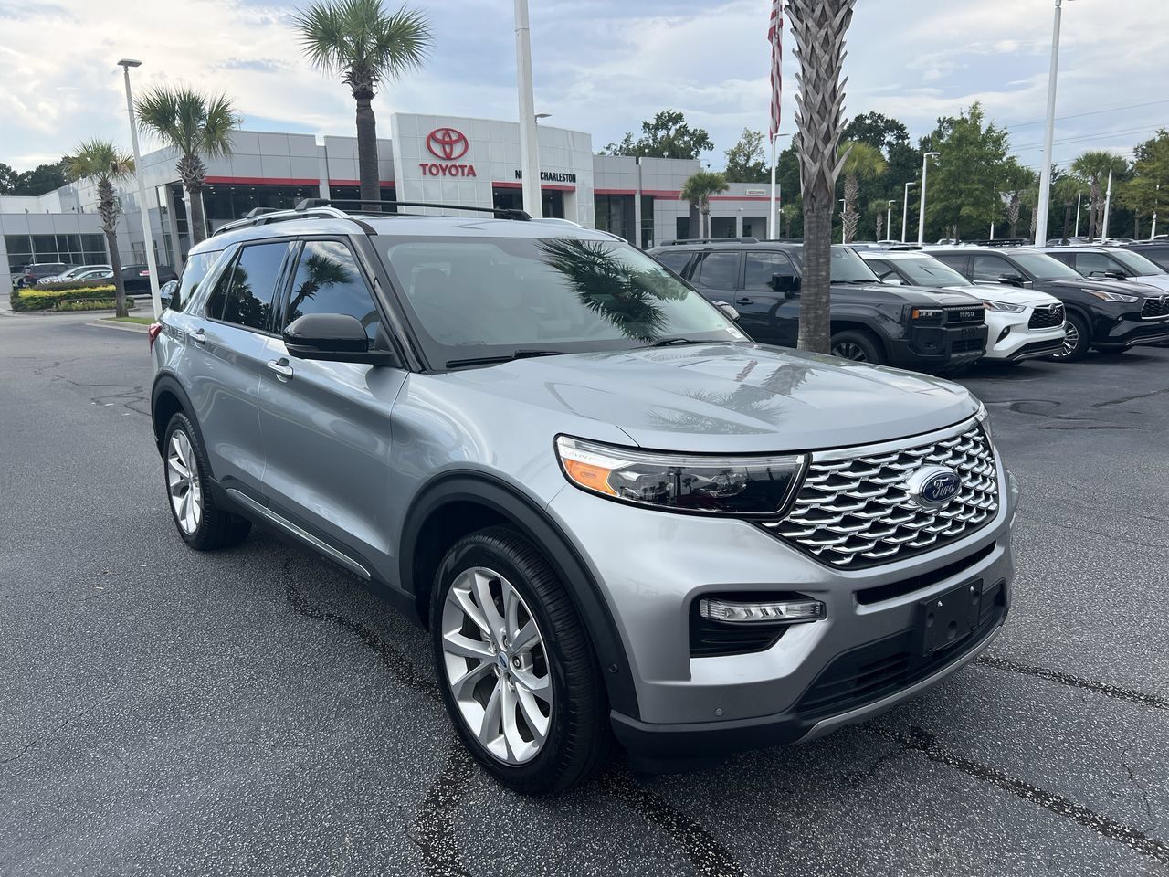 Used 2023 Ford Explorer Platinum w/ Technology Package AWD/4WD image 2