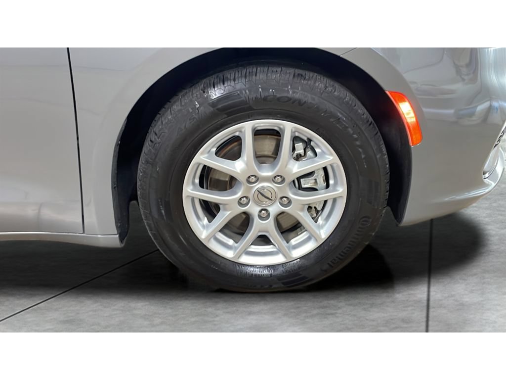 Used 2023 Chrysler Pacifica Touring FWD image 19