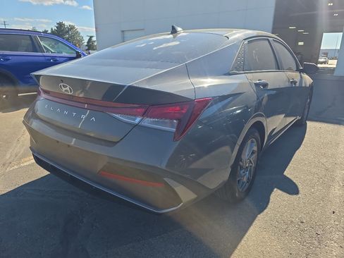 Used 2024 Hyundai Elantra SEL FWD image 3