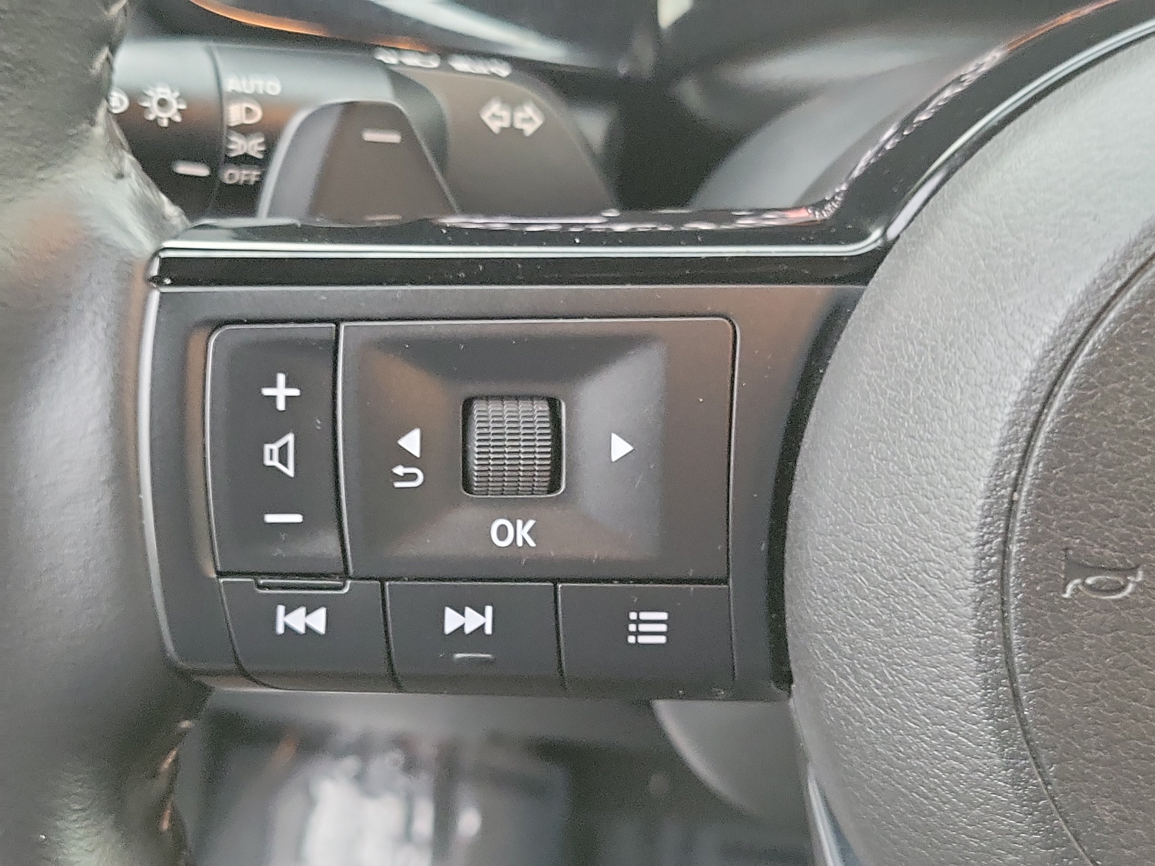 Used 2025 Nissan Pathfinder SL AWD/4WD image 24