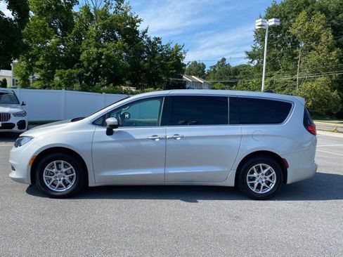 Used 2023 Chrysler Voyager LX FWD image 2
