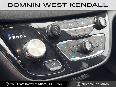 Used 2025 Chrysler Pacifica Select image 27