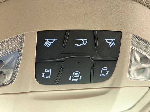 Used 2022 Chrysler Voyager LX FWD image 31
