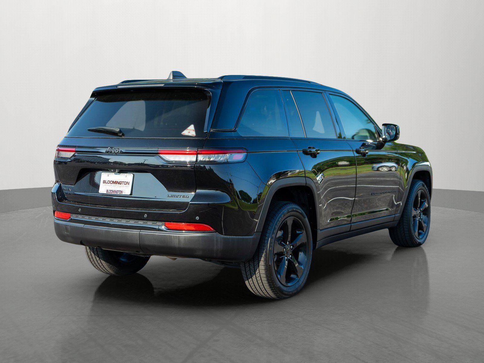 Used 2023 Jeep Grand Cherokee Limited w/ Black Appearance Package AWD/4WD image 7