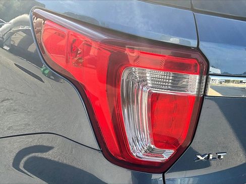 Used 2018 Ford Explorer XLT w/ XLT Technology Feature Bundle image 22