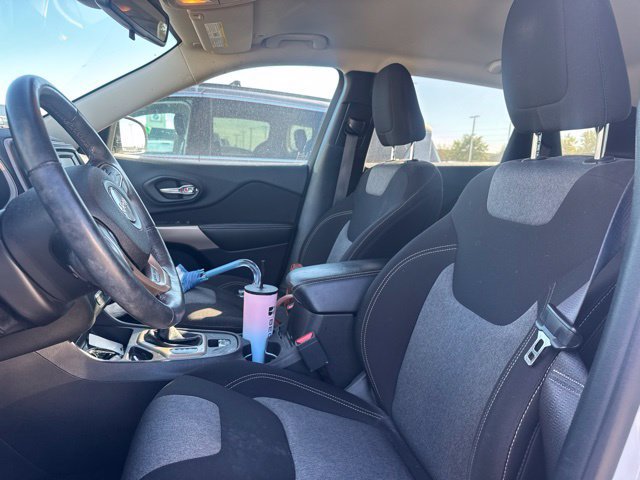 Used 2018 Jeep Cherokee Latitude w/ Cold Weather Group FWD image 5