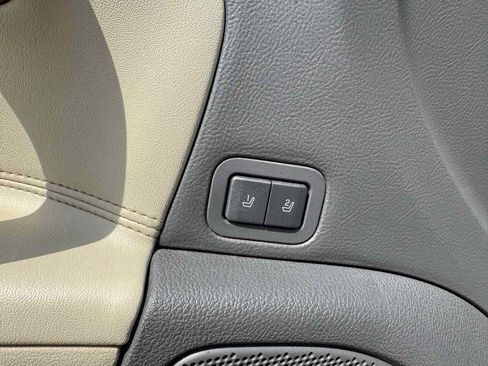 Used 2011 Lincoln MKZ image 25