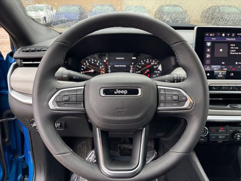 Used 2025 Jeep Compass Limited image 30