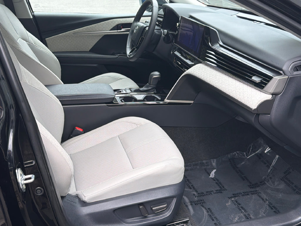 Used 2025 Toyota Camry XLE FWD image 9