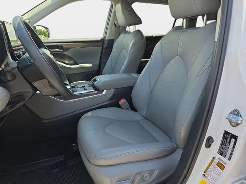 Used 2023 Toyota Highlander Limited FWD image 16