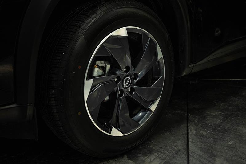 Used 2025 Nissan Rogue SV FWD image 3