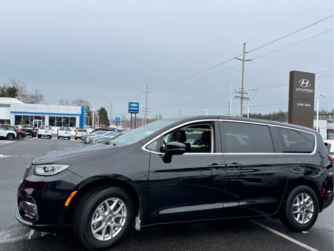 Used 2024 Chrysler Pacifica Touring-L image 6