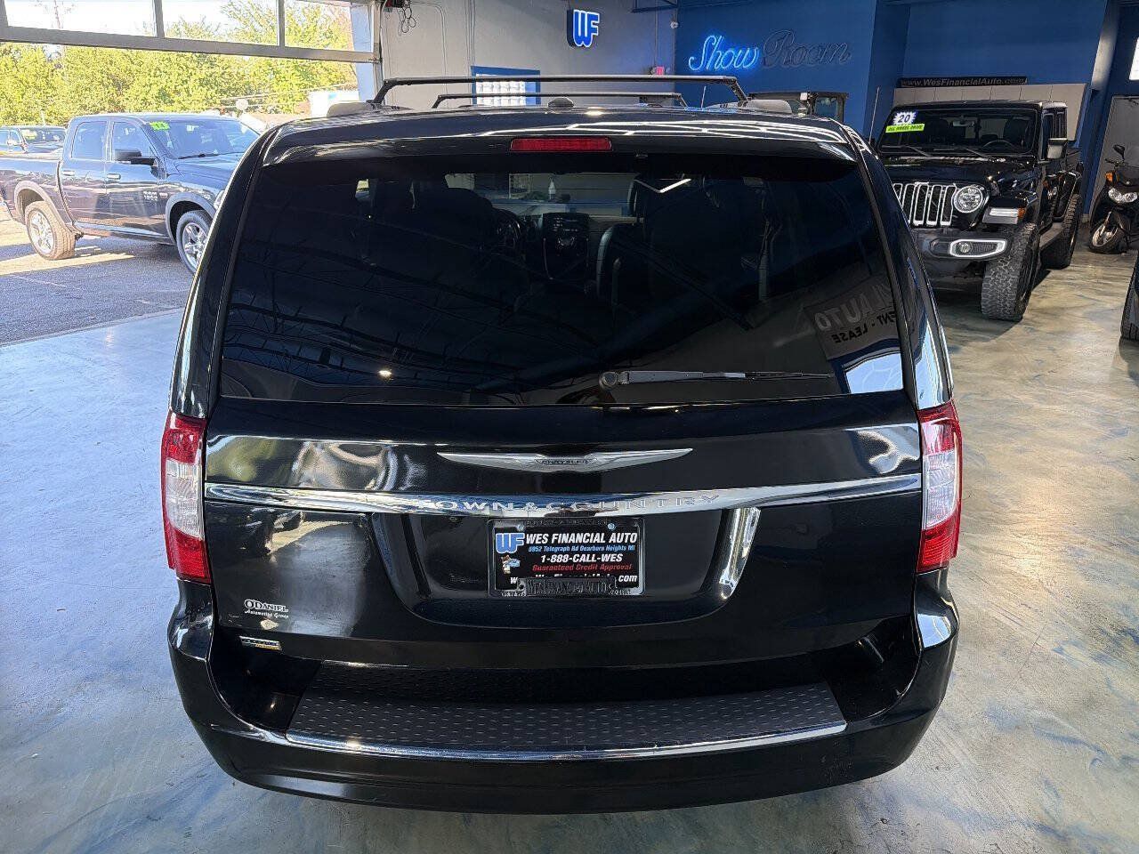 Used 2016 Chrysler Town & Country Touring FWD image 10