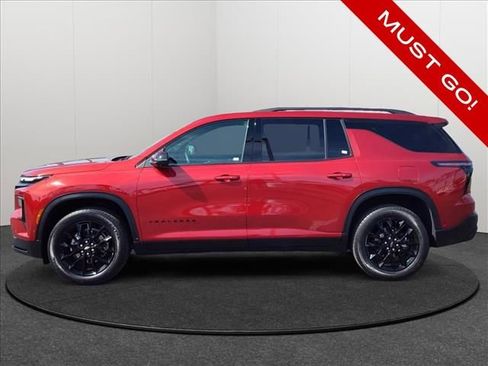 Used 2025 Chevrolet Traverse LT w/ Enhanced Driving Package FWD image 2