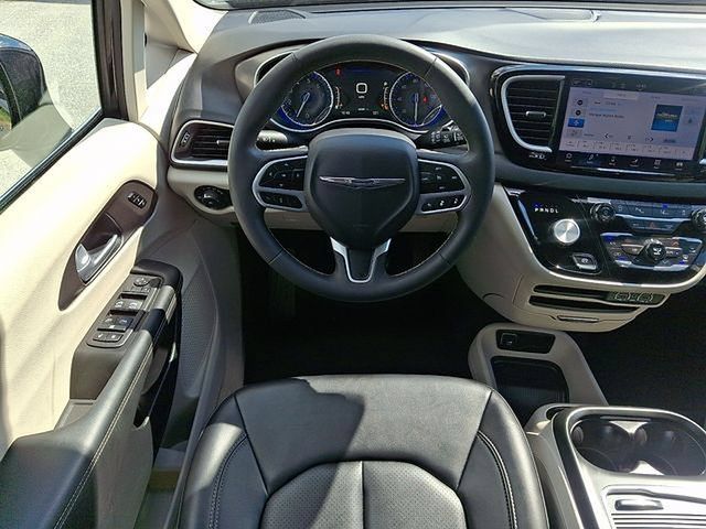 Used 2024 Chrysler Pacifica Touring-L FWD image 12