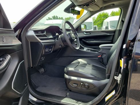 Used 2023 Jeep Grand Cherokee 4WD 4xe w/ Luxury Tech Group II image 8