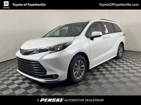 Used 2026 Toyota Sienna XLE FWD image 1