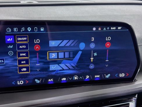 Used 2025 Chevrolet Traverse LT FWD image 24