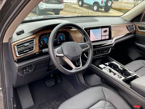 Used 2025 Volkswagen Atlas SE image 16