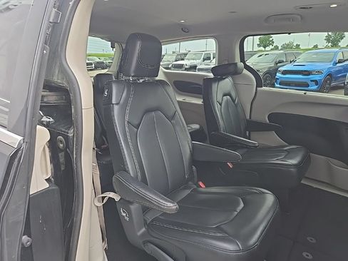Used 2023 Chrysler Pacifica Touring-L FWD image 74