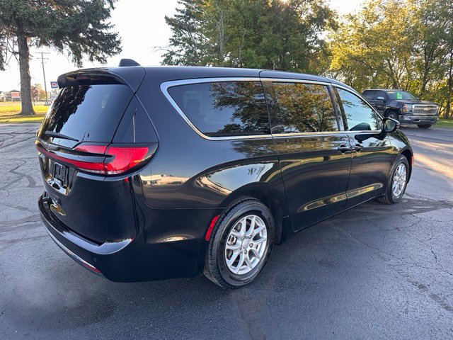 Used 2024 Chrysler Pacifica Touring-L FWD image 5