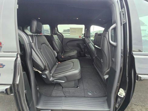 New 2026 Chrysler Pacifica Select image 14