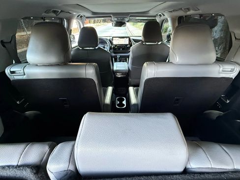 Used 2020 Toyota Highlander Platinum image 8