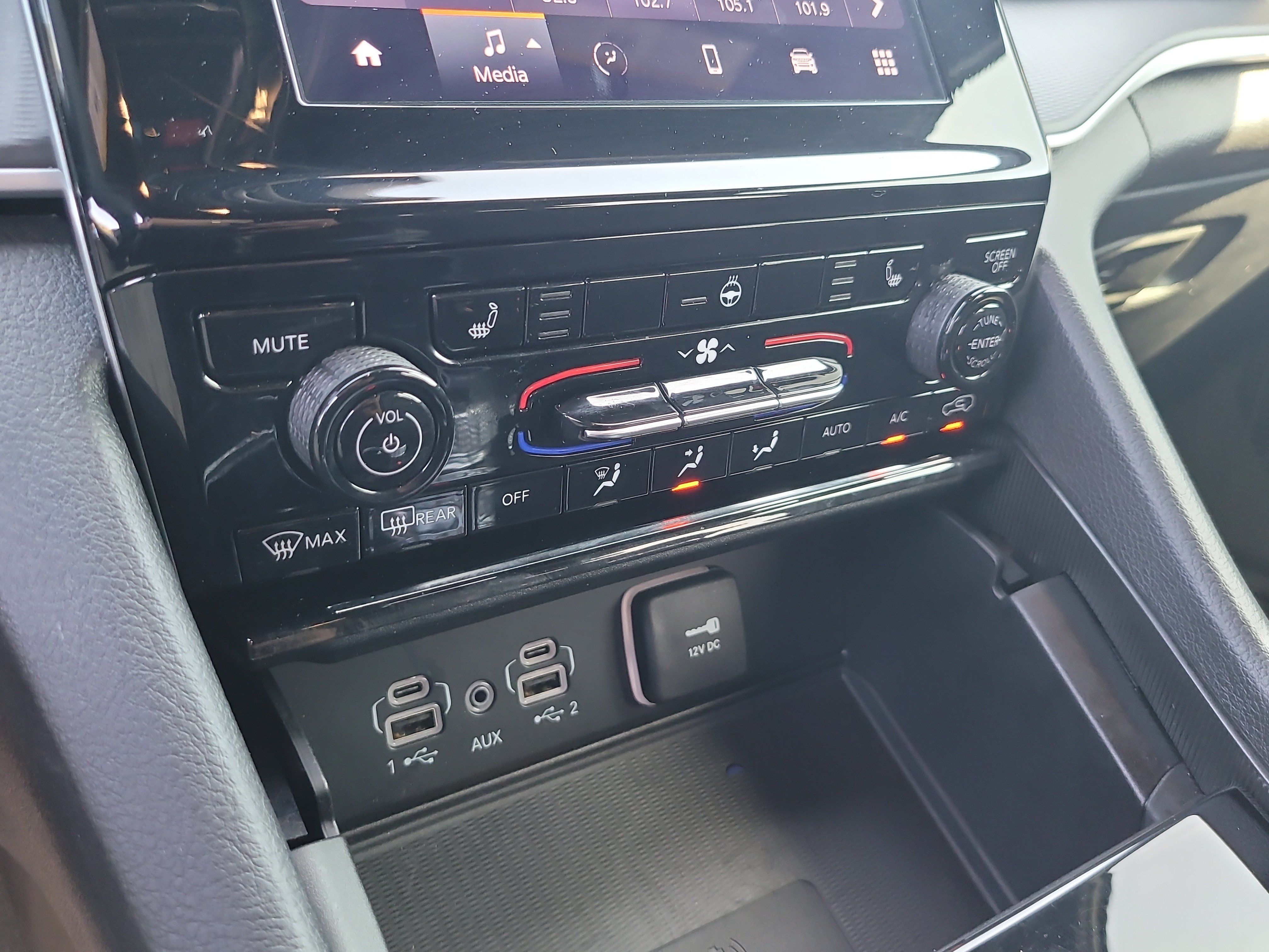 Used 2025 Jeep Grand Cherokee Laredo w/ Luxury Tech Group I RWD image 23