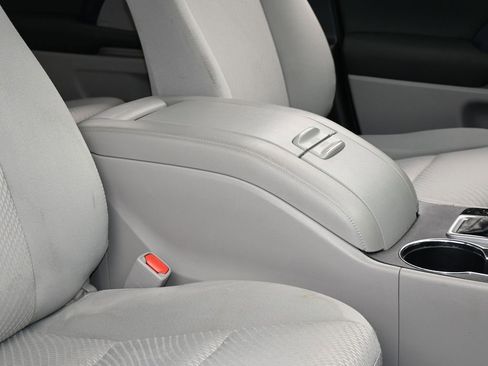 Used 2019 Toyota Highlander LE image 39