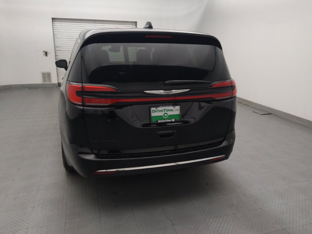Used 2025 Chrysler Pacifica Select FWD image 6