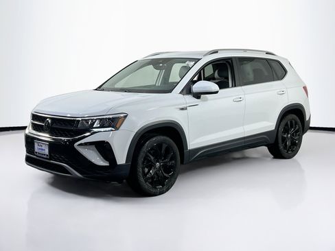 Used 2023 Volkswagen Taos SE image 1