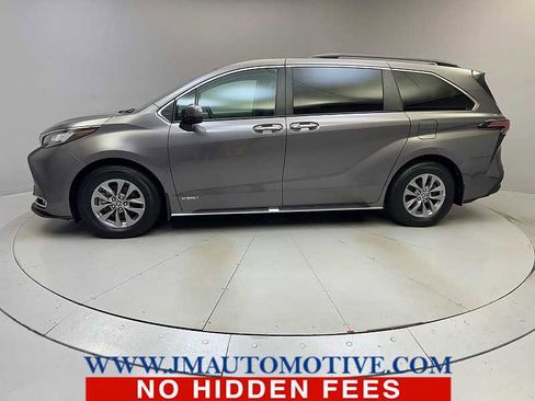 Used 2021 Toyota Sienna XLE AWD/4WD image 2