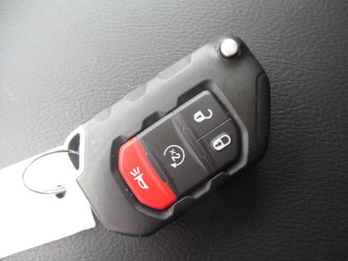 Used 2025 Jeep Wrangler Unlimited Sahara AWD/4WD image 39