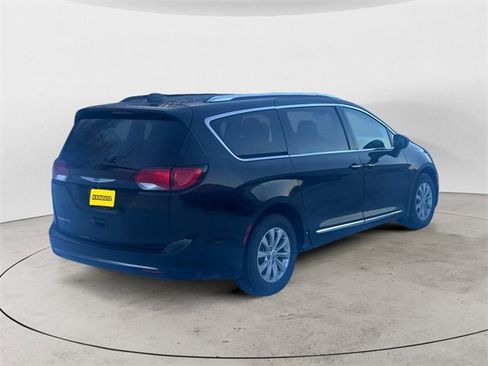 Used 2018 Chrysler Pacifica Touring-L image 5