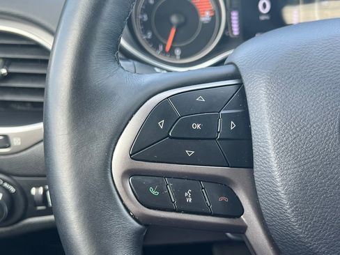 Used 2019 Jeep Cherokee Latitude Plus w/ Comfort/Convenience Group AWD/4WD image 24
