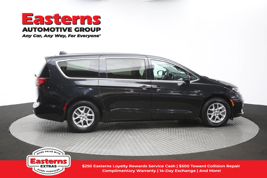 Used 2023 Chrysler Pacifica Touring-L FWD image 47
