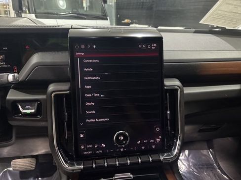 Used 2025 GMC Yukon XL Denali image 21