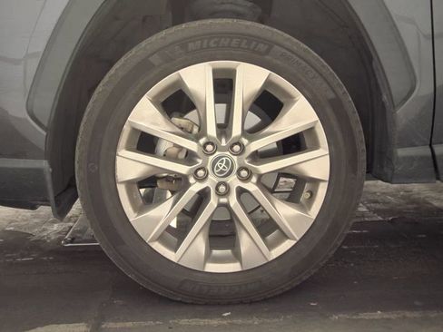 Used 2020 Toyota RAV4 XLE Premium image 9