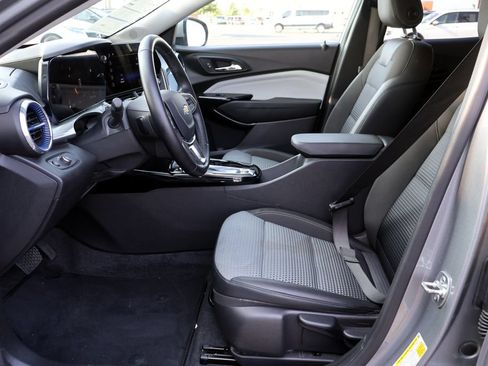 Used 2025 Chevrolet Trax LT w/ LT Convenience Package FWD image 29
