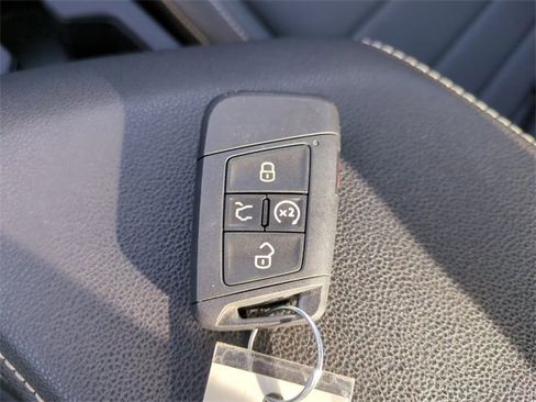 Used 2025 Volkswagen Jetta SE image 35