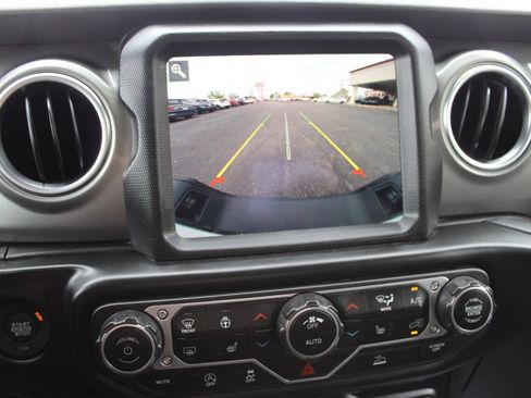 Used 2023 Jeep Gladiator Overland w/ Cold Weather Group AWD/4WD image 22