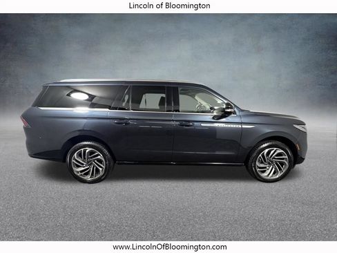 Used 2025 Lincoln Navigator L Reserve AWD/4WD image 8