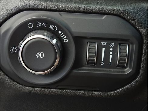 Used 2020 Jeep Wrangler Unlimited Sahara AWD/4WD image 32