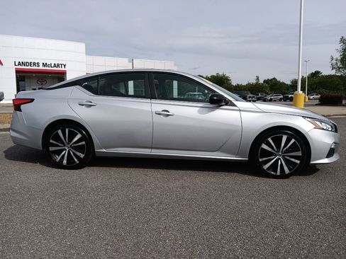 Used 2020 Nissan Altima 2.5 SR FWD image 2