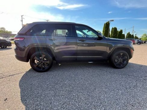Used 2023 Jeep Grand Cherokee Altitude AWD/4WD image 7