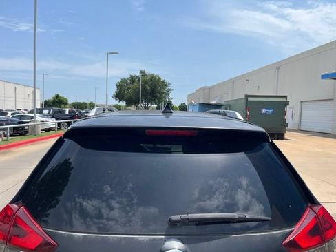 Used 2018 Nissan Rogue SV w/ Premium Package FWD image 2