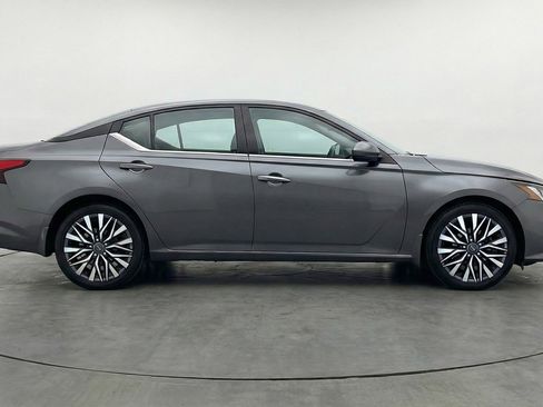 Used 2025 Nissan Altima 2.5 SV image 11