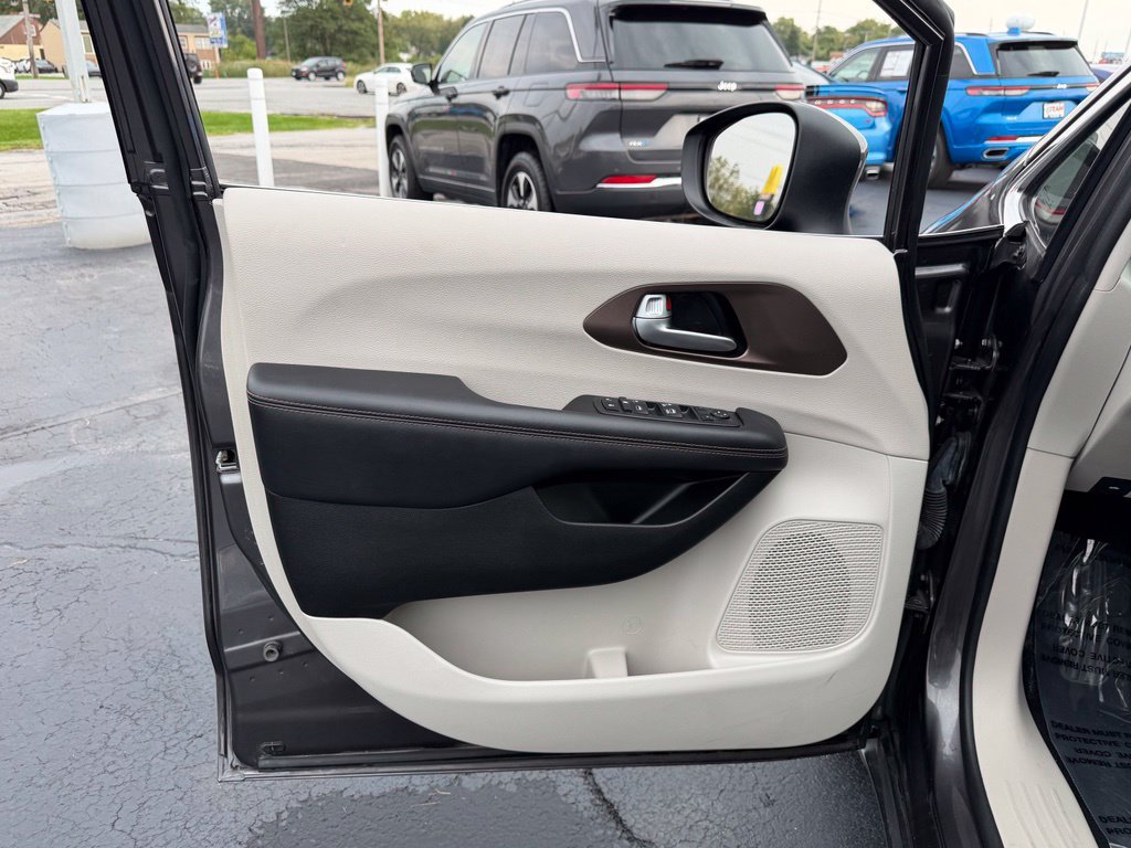 Used 2017 Chrysler Pacifica Touring Plus w/ Tire & Wheel Group FWD image 20