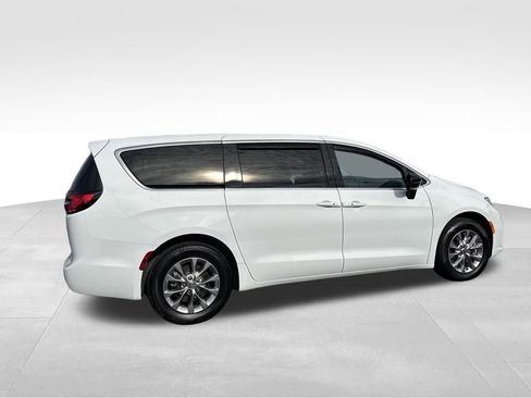 Used 2024 Chrysler Pacifica Touring-L image 11